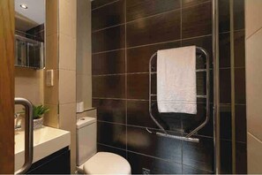 Combined shower/bathtub, hair dryer, towels