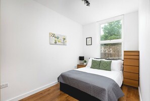 2 soverom, strykejern/-brett, internettilgang og sengetøy