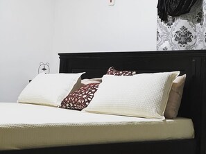 3 bedrooms, WiFi - Lovely 3 bedroom house + free parking space (Gbawe)