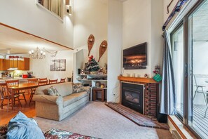 TV, fireplace - Pinnacle E20 Close to skiing and riding, with shuttle to the slopes everyday of the week. The outdoor pool, hot tub, and, tennis courts are open during summer only. (Killington)