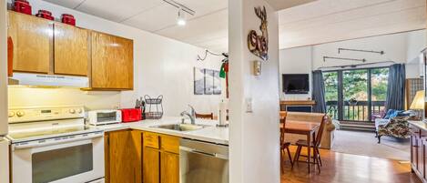 ثلاجة، ميكروويف، موقد طهي مسطح، غسالة أطباق