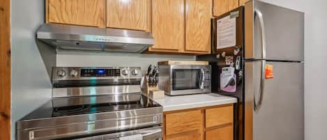 Kühlschrank, Mikrowelle, Herdplatte, Geschirrspüler