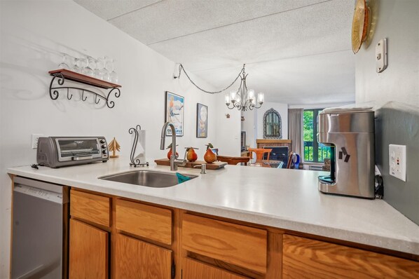 Refrigerador, microondas, parrilla de estufa y lavavajillas 