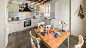 Réfrigérateur, plaque de cuisson, lave-vaisselle, cafetiÚre/bouilloire