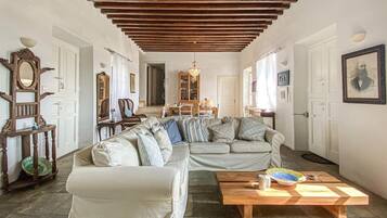 TV connectée, cheminée, table de tennis de table