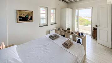 6 bedrooms, travel cot, free WiFi, bed sheets