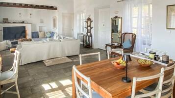 TV connectée, cheminée, table de tennis de table