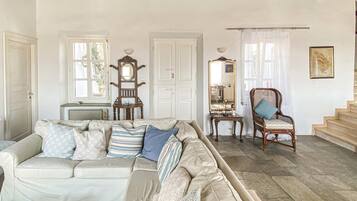 TV connectée, cheminée, table de tennis de table