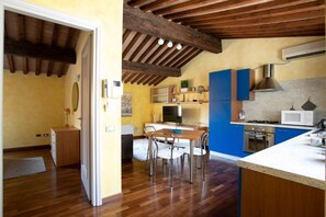 Fridge, microwave, oven, stovetop - Residence of the Fruits-The Cedar- bright apartment a stone's throw from the squares! (Padova)