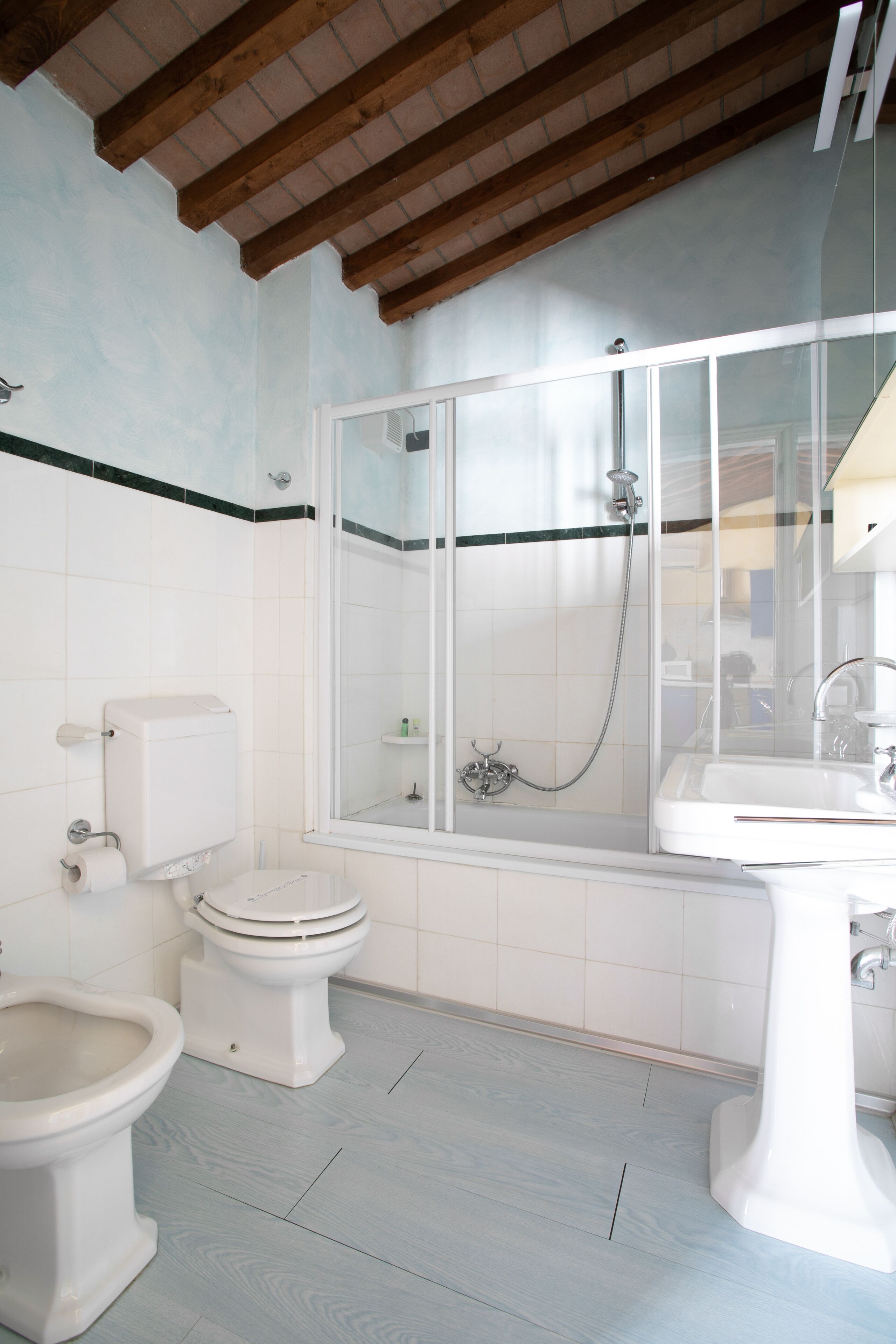 淋浴/盆浴组合、吹风机、坐浴桶、毛巾