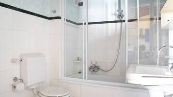 Duschwanne, Haartrockner, Bidet, Handtücher