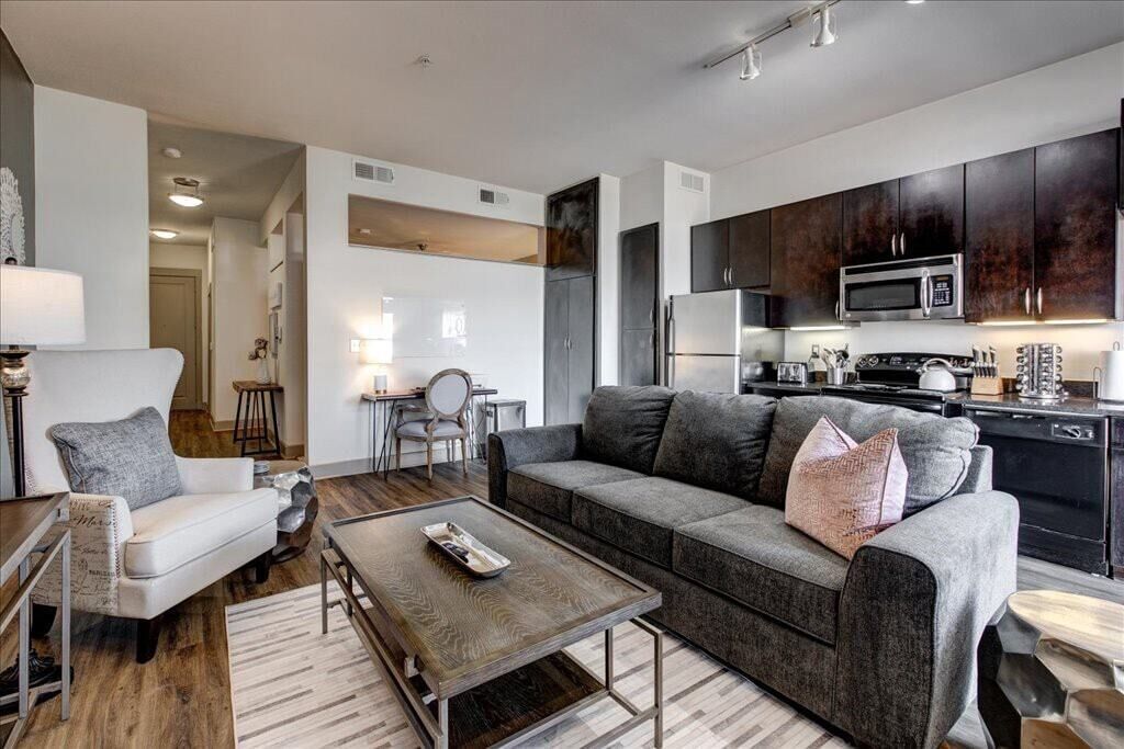 Studio Apartment | King Bed | Furnished | Parking | WiFi | Gym | Deep Ellum