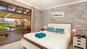 3 chambres, fer et planche à repasser, lit de bébé portatif