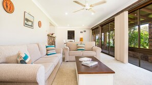 Smart TV, fireplace, Netflix, books - Enchante` - Pet Friendly - Absolute Waterfront - Fireplace (Culburra Beach)