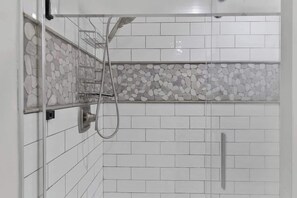 Combined shower/tub, hair dryer, towels - Lovely & Secluded Sea Pines Retreat on Hilton Head (Hilton Head Island)
