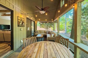 Outdoor dining - Lovely & Secluded Sea Pines Retreat on Hilton Head (Hilton Head Island)