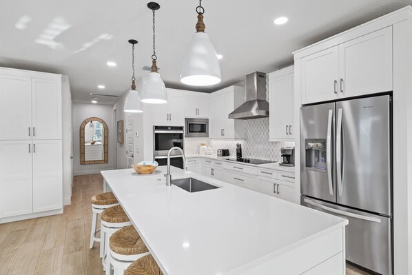 Geladeira, micro-ondas, fogão, cooktop