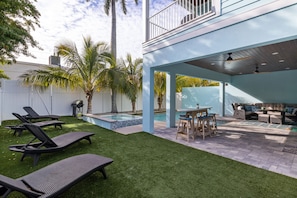 Outdoor dining - Seashore West- Brand new luxury 7 bedroom with private heated pool and spa (Bradenton Beach)