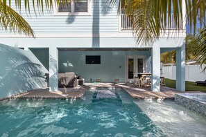 A heated pool - Seashore West-Brand new luxury 7 bedroom with pool/spa and close to the beach!! (Bradenton Beach)