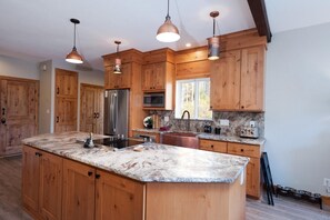 Fridge, microwave, oven, stovetop - Cliffside Casa (#109) | Mtn Views - Deck - 1 Mile to Ski & Mtn Biking, DogsOK (Durango)