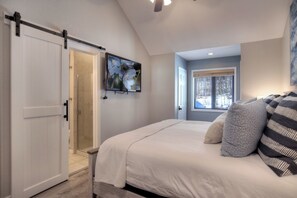 2 bedrooms, desk, iron/ironing board, free WiFi - Cliffside Casa (#109) | Mtn Views - Deck - 1 Mile to Ski & Mtn Biking, DogsOK (Durango)