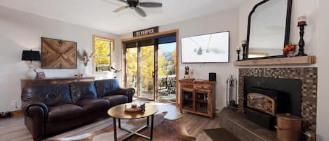 Smart TV, chimenea, videojuegos y monitor de computadora