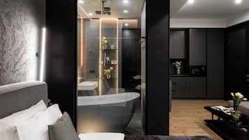 Signature-huoneisto | Ylelliset vuodevaatteet, työpöytä