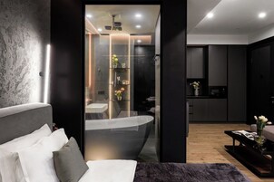 Een moderne badkamer met een vrijstaand bad, een douchecabine en een wastafelmeubel met een spiegel.