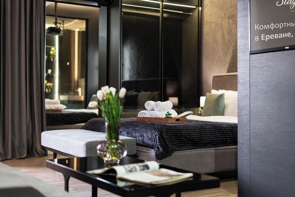 Departamento Prestigio | Área de sala de estar | Smart TV, piso con calefacción y bocina smart 