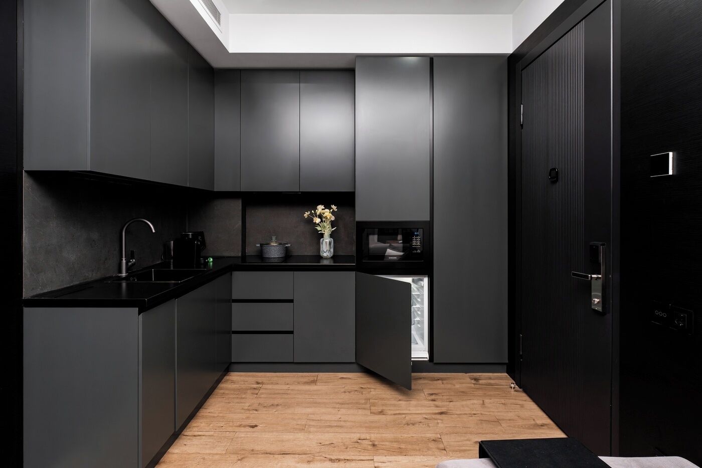 Signature-huoneisto | Yksityinen keittiö | Jääkaappi, liesi, paistolaatta, keittoastiat/astiat/ruokailuvälineet