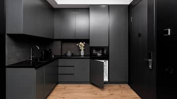 Signature-huoneisto | Yksityinen keittiö | Jääkaappi, liesi, paistolaatta, keittoastiat/astiat/ruokailuvälineet