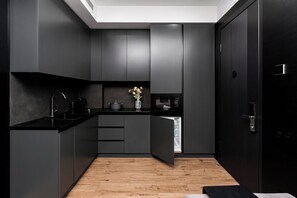 Departamento Prestigio | Cocina privada | Refrigerador, parrilla de estufa y plancha de cocina 