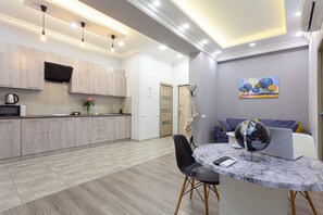 Apartamento clásico | Zona de estar | Una televisión de pantalla plana