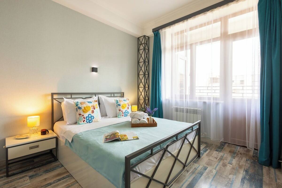 Apartamento superior | Ropa de cama de alta calidad, cortinas opacas, sistema de insonorización
