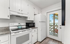Fridge, microwave, oven, stovetop - Tucked-Away at Inlet Beach - Gulf Views, Newly Renovated Townhome! (Inlet Beach)