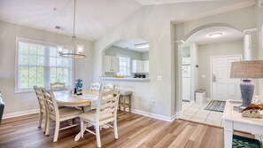 Dining - 1034 Ironwood - Barefoot Resort Rentals (North Myrtle Beach)