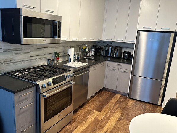 Refrigerador, microondas, horno y parrilla de estufa 