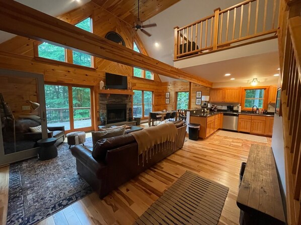 Älytelevisio, takka, pöytäjalkapallopöytä