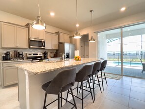 Frigorifero, microonde, forno, piano cottura