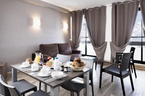 Dining - Wifi, ski-in/ski-out & foot of the slopes, swimming pool, tv, ski locker, 40m², Les Menuires (Les Menuires)