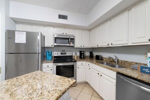 ثلاجة، ميكروويف، فرن، موقد طه�ي مسطح