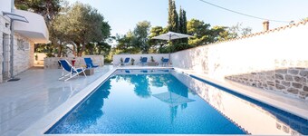 House in Splitska with Free Parking