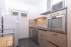 Réfrigérateur, four à micro-ondes, un four, surface de cuisson