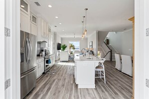 Refrigerador, microondas, horno, placa de cocina