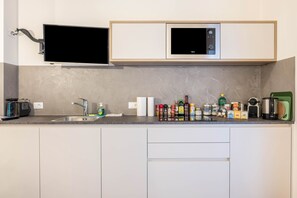 Fridge, microwave, stovetop, dishwasher