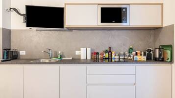 Kühlschrank, Mikrowelle, Herdplatte, Geschirrspüler