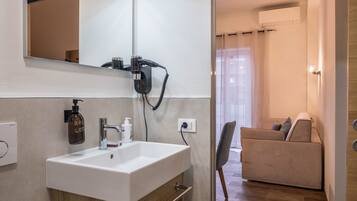 Bruser, hårtørrer, håndklæder