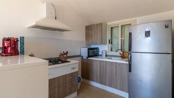 Een koelkast, een microgolfoven, een oven, een kookplaat