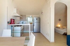 Frigorífico, microondas, horno y placa de cocina