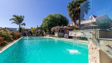 Alberca techada y alberca climatizada